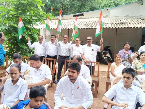 ध्वजारोहण, पौधारोपण, जरूरतमंद विद्यार्थियों की फीस और राष्ट्र निर्माण का संकल्प