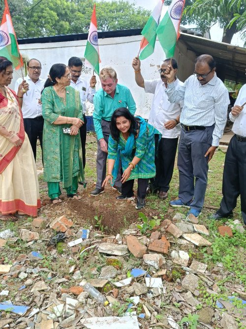 ध्वजारोहण, पौधारोपण, जरूरतमंद विद्यार्थियों की फीस और राष्ट्र निर्माण का संकल्प